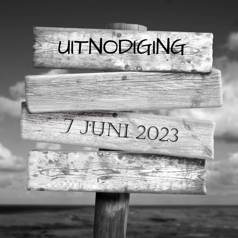 Uitnodigingskaart zwart wit met houten bord en lucht met wolken