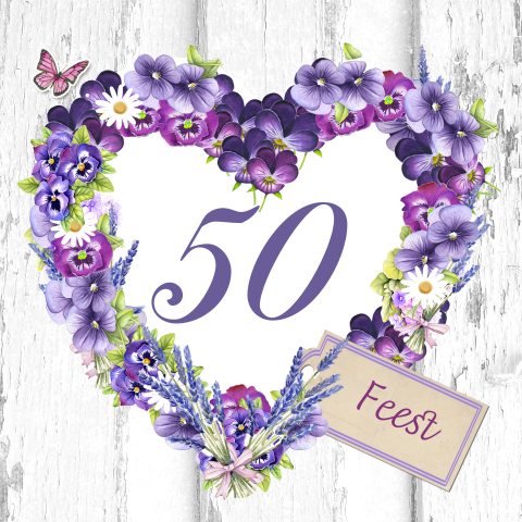 Uitnodiging verjaardag hout met hart van paarse bloemen