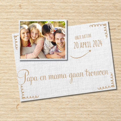 Hippe trouwkaart met kraft en papa en mama gaan trouwen