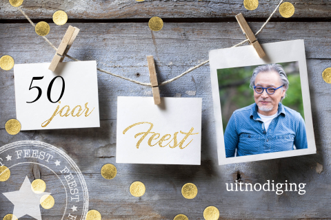 Uitnodiging 50 jaar verjaardag feest met hout en gouden confetti