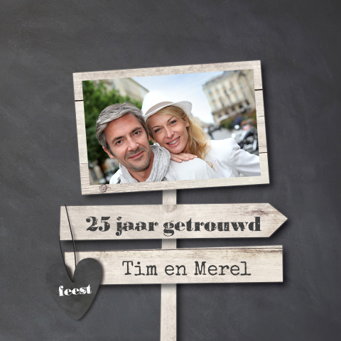 Uitnodigingskaart 25 jaar samen jubileum en houten wegwijzerbord