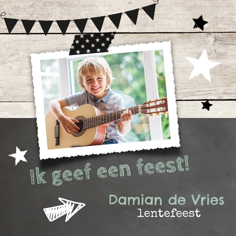 Hippe enkele foto uitnodiging lentefeest met hout jongen