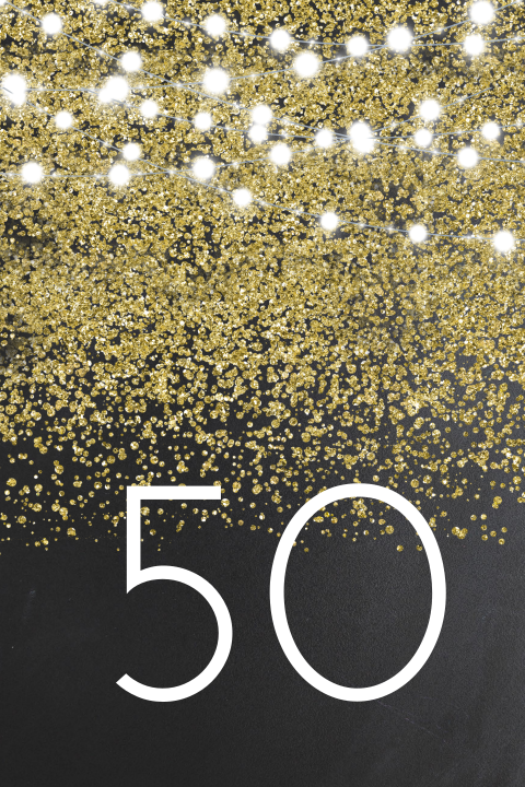 Leuke uitnodiging 50 jaar met gouden glitters op krijtbord