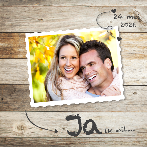 Trouwkaart bruin hout met foto en krijtbord