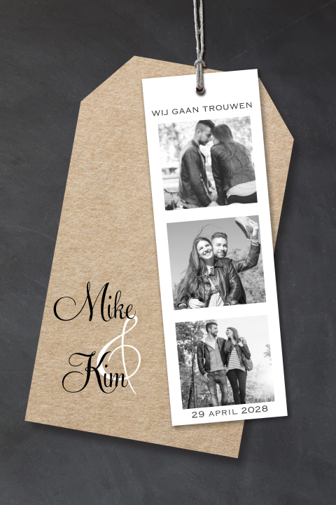 Enkele trouwkaart met fotostrip en karton label