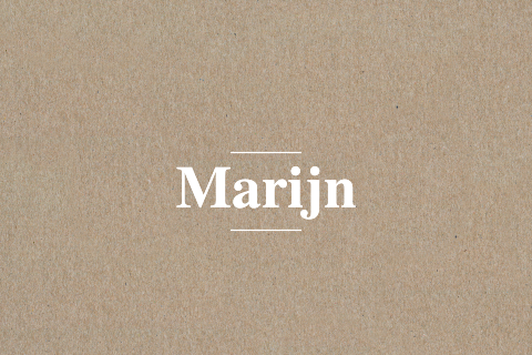 Minimalistisch geboortekaartje op echt kraft papier gedrukt