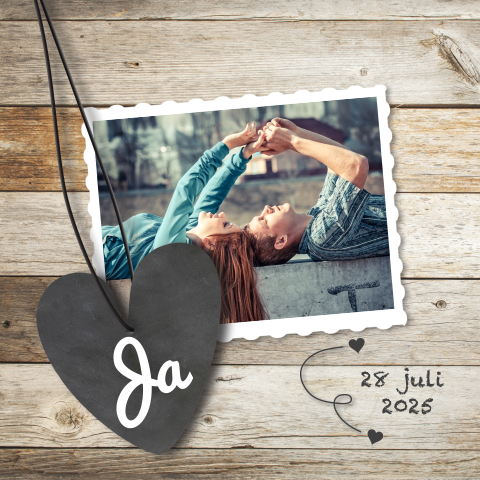 Foto trouwkaart bruine houten planken en hart