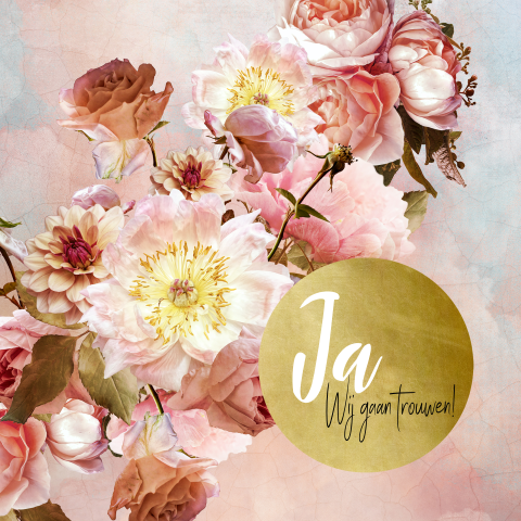 Trouwkaart met roze bloemen en goud look accenten