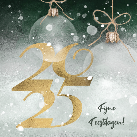 Kerstkaart winters met goud look 2025 en kerstballen