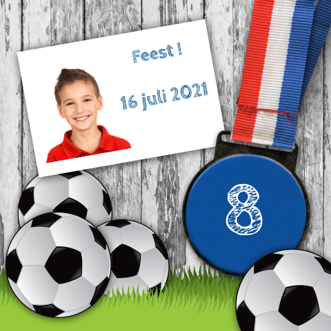 Uitnodigingskaart feestje jongen met voetballen en een medaille