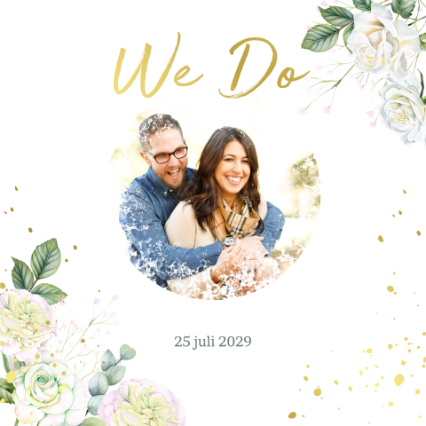 Trouwkaart met foto en witte rozen met eucalyptus takjes