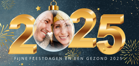 kerstkaart met jaartal en kerstbal foto