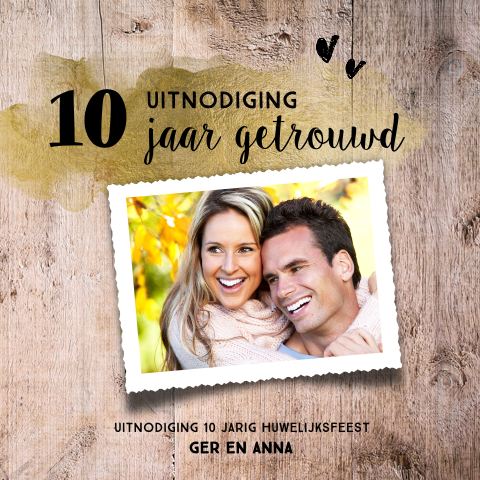 Hippe jubileum uitnodiging 10 jaar met goud en hout