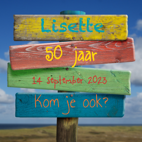 Uitnodigingskaart 50e verjaardag met geverfd houten bord