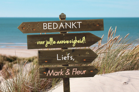 Bedankkaart strand en zee thema met wegwijsborden