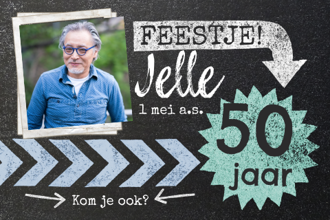 Stoere uitnodiging man krijtbord 50 jaar pijl