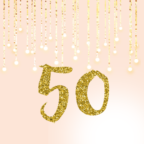 50 jaar uitnodiging in roze wit en goud met feestelijke slingers