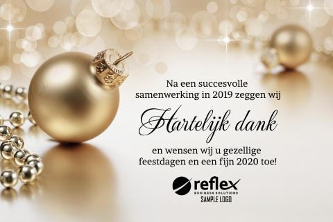 Goudkleurige kerstkaart met kerstballen zakelijk