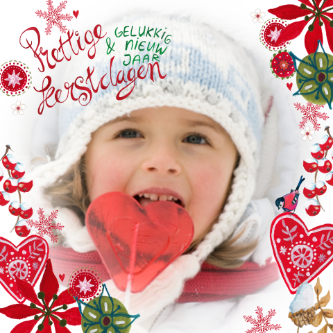 Originele kerstkaart met rode en groene kerstversiering als fotokader