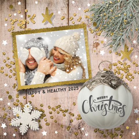 Mooie foto kerstkaart met kerstbal en hout