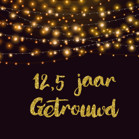 Uitnodiging 12,5 jaar getrouwd met lichtslingers en gouden glitters