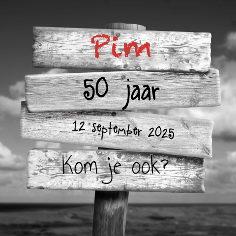 Verjaardagskaart uitnodiging zwart wit met houten bord