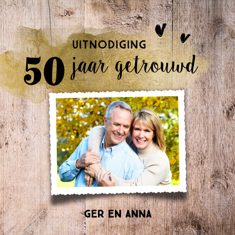 Hippe jubileum uitnodiging 50 jaar getrouwd met goud en hout