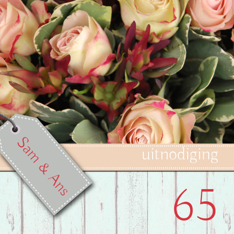 Jubileum uitnodigingen 65 jaar met roze en creme rozen en hout