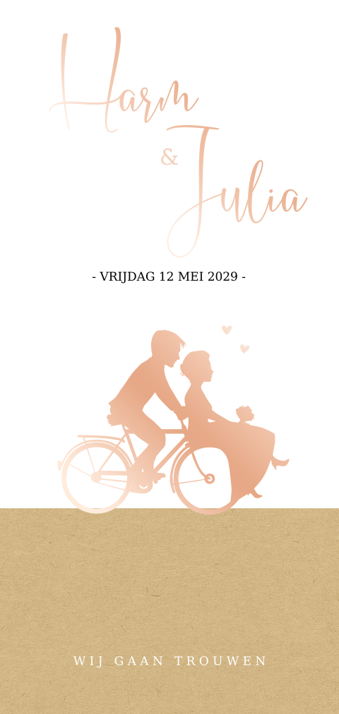 Langwerpige staande trouwkaart bruidspaar fiets rosefolie