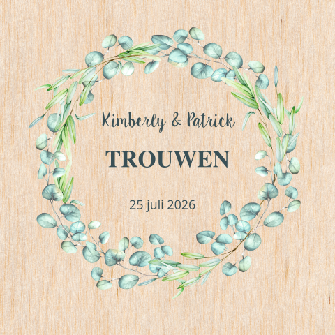 Trouwkaart met krans van eucalyptus blad op echt hout