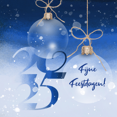 Kerstkaart winters blauw met jaartal en kerstballen