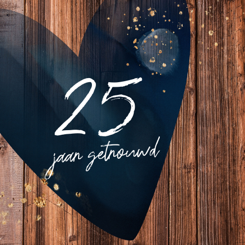Uitnodiging 25 jaar getrouwd blauw hart en houtlook achtergrond