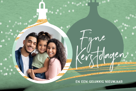 Foto kerstkaart kerstballen groen met sneeuw