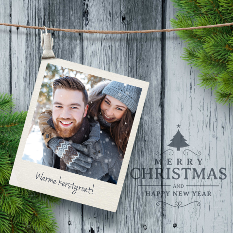 Mooie kerstkaart met eigen foto met dennentakken