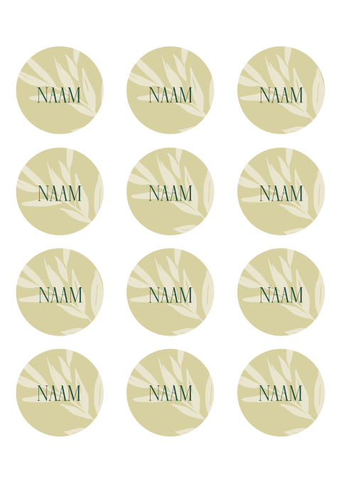 Groene naamkaartjes bruiloft met takje op de achtergrond