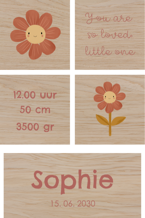Houten blokken met bloemen en geboortegegevens