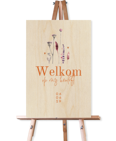 Welkomstbord van hout voor bruiloft met bloemen en oranje belettering