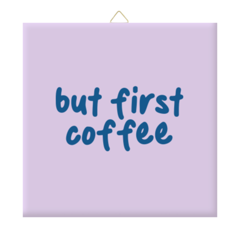 Gekleurde tegeltje met tekst "but first coffee"