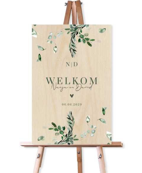 Welkomstbord van hout voor bruiloft met eucalyptus takjes
