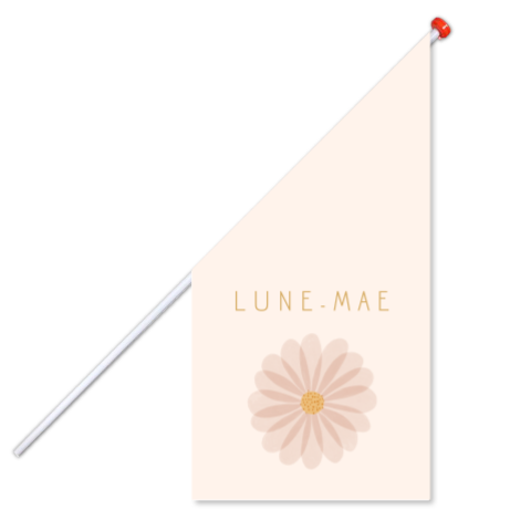 Geboortevlag met een een bloem en een zachtroze achtergrond