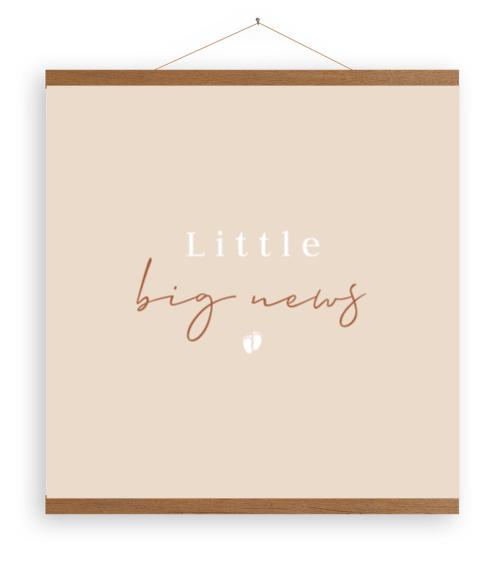 Zachtroze canvasposter met babyvoetjes en houten latjes