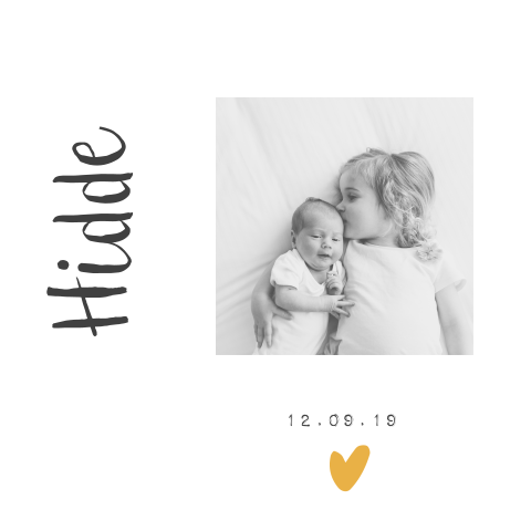 Lief en rustig geboortekaartje met foto en okergeel hartje
