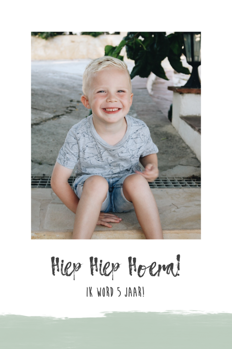 Verjaardagsuitnodiging met polaroid foto en groen rand