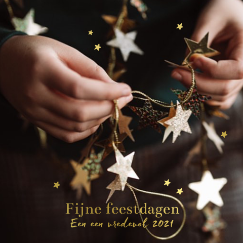 Kerstkaart met sterren en tekst in goudfolie en foto
