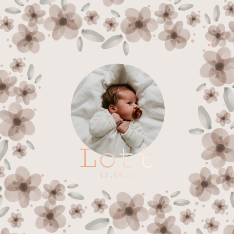 Lief vintage meisjes geboortekaartje met newborn foto en bloemen