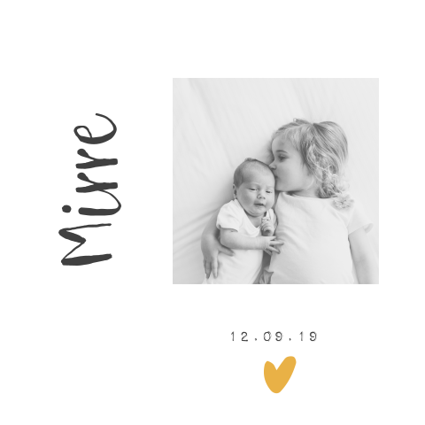 Lief en rustig geboortekaartje met newbornfoto en okergeel hartje