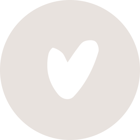 Sluitstickers geboortekaartje of trouwkaart beige met wit hartje