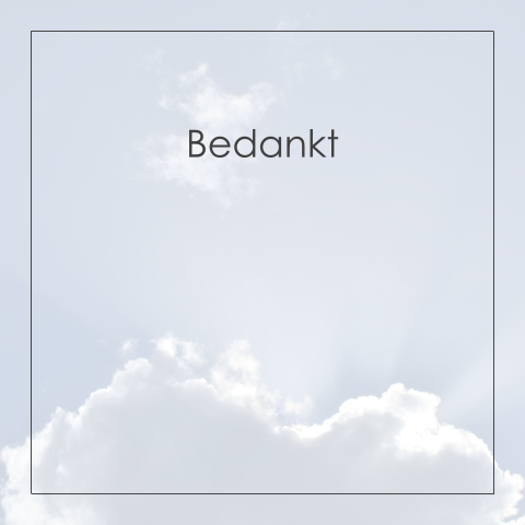 Moderne bedankkaart met rouwrand blauwe lucht en wolk