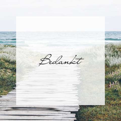 Moderne bedankkaart met houten loop brug richting strand zee