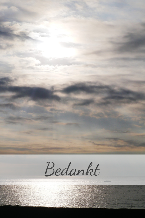 Moderne grijze bedankkaart met ochtend lucht boven zee